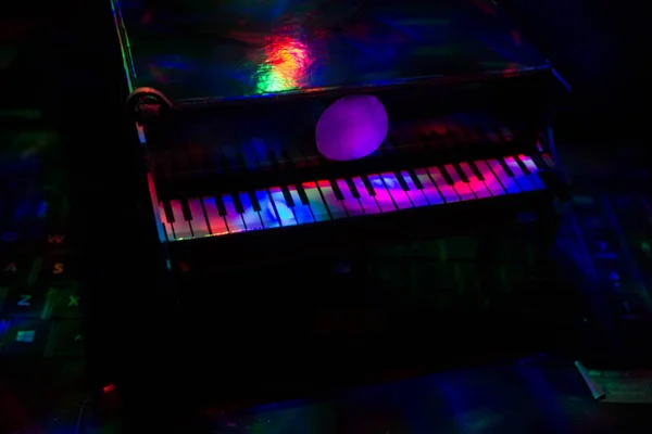 Lambaların Işığında Karanlık Bir Arka Planda Piyano Yakın Plan Arkaplan — Stok fotoğraf
