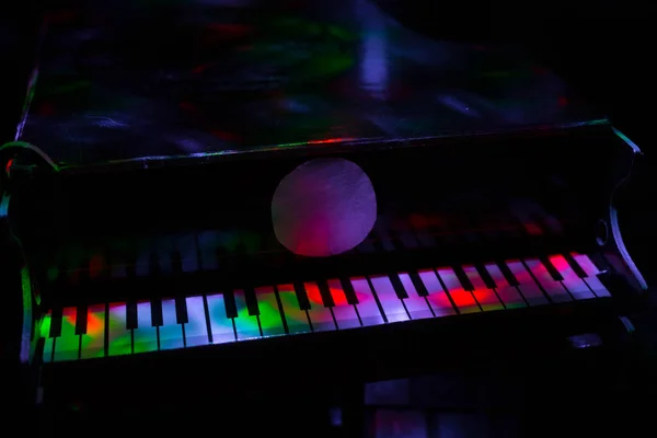Пианино Темном Фоне Свете Ламп Крупный План Фон — стоковое фото