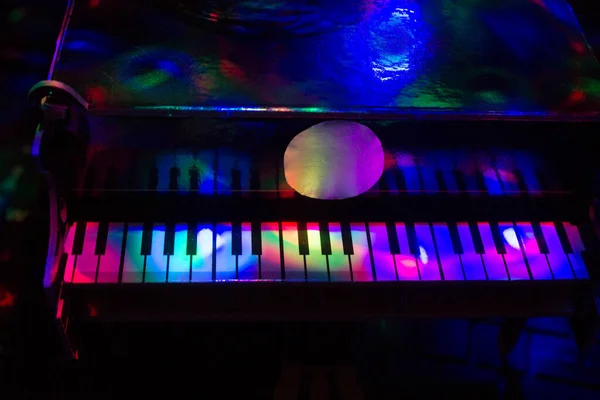 Piano Sobre Fundo Escuro Luz Das Lâmpadas Close Contexto — Fotografia de Stock