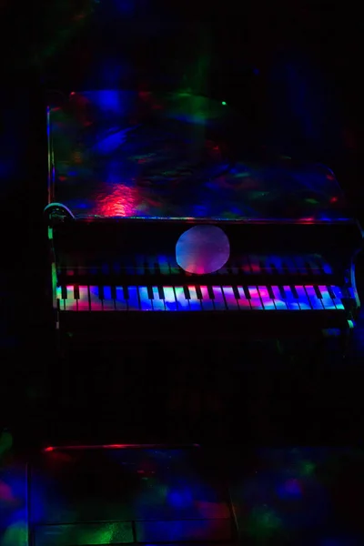 Piano Auf Dunklem Hintergrund Licht Der Lampen Nahaufnahme Hintergrund — Stockfoto