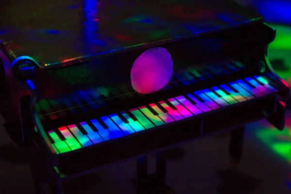 Piano Sobre Fundo Escuro Luz Das Lâmpadas Close Contexto — Fotografia de Stock