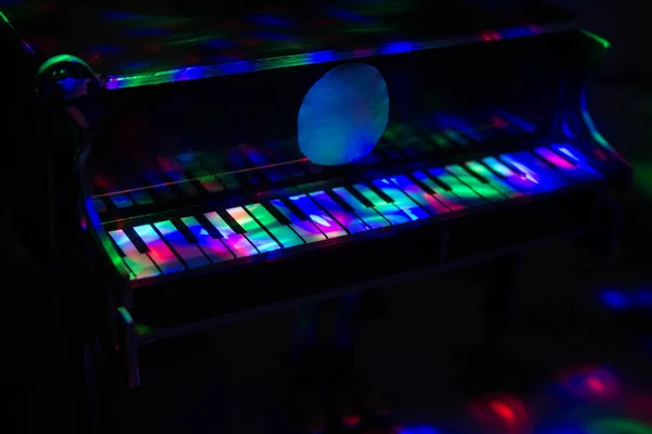 Piano Sobre Fondo Oscuro Luz Las Lámparas Primer Plano Contexto —  Fotos de Stock