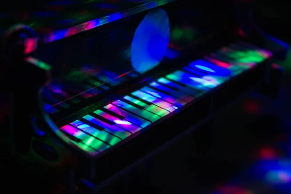 Piano Auf Dunklem Hintergrund Licht Der Lampen Nahaufnahme Hintergrund — Stockfoto