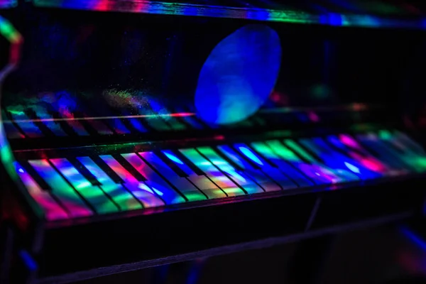 Piano Sobre Fundo Escuro Luz Das Lâmpadas Close Contexto — Fotografia de Stock