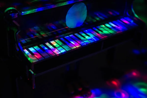 Piano Sobre Fundo Escuro Luz Das Lâmpadas Close Contexto — Fotografia de Stock