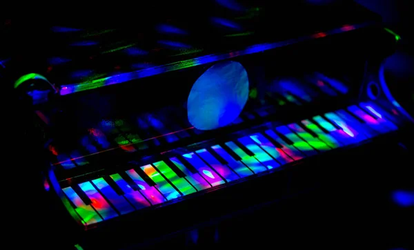 Piano Sobre Fundo Escuro Luz Das Lâmpadas Close Contexto — Fotografia de Stock