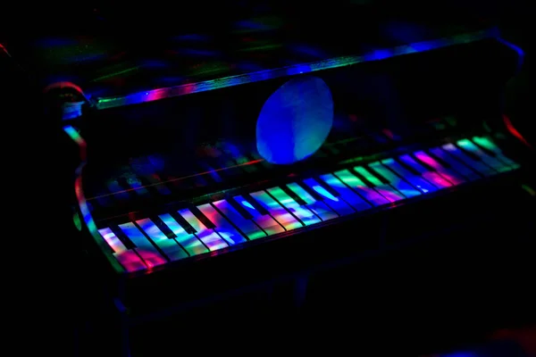 Piano Sobre Fundo Escuro Luz Das Lâmpadas Close Contexto — Fotografia de Stock