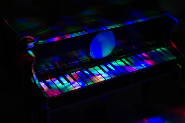 Piano Sobre Fundo Escuro Luz Das Lâmpadas Close Contexto — Fotografia de Stock