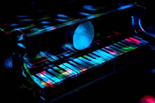 Piano Sobre Fundo Escuro Luz Das Lâmpadas Close Contexto — Fotografia de Stock