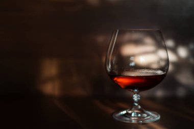 Bardak konyak Sunset'teki masada