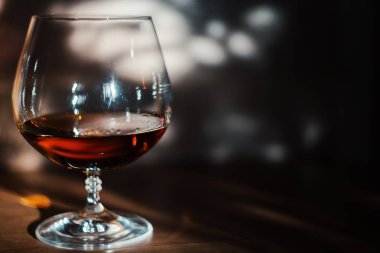 Güneş ışınları ile konyak masada cam