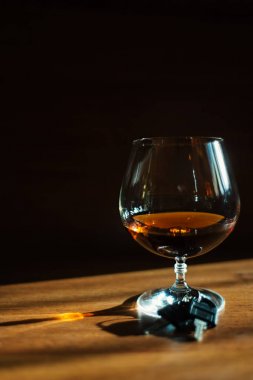 Güneş ışınları ile konyak masada cam