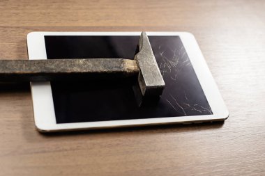 Kırık not defteri ve bir hummer Tablo görünümü üzerine kapatın. Zarar kavramı.