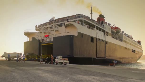 Paros, Griekenland-29 juli 2016. Ferry boot passagiersschip laden van mensen en voertuigen voor een reis. — Stockvideo