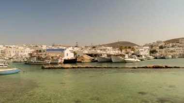 Paros, Yunanistan 01 Ağustos 2016. Naoussa village Paros Adası Yunanistan kaydırma.