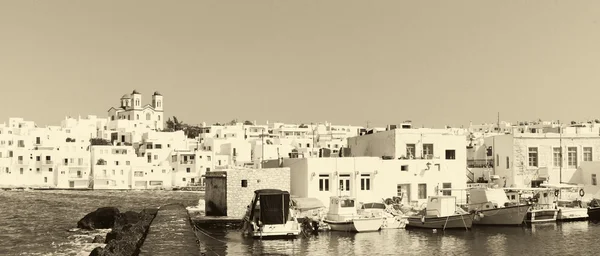 Puerto gráfico de Naoussa en la isla de Paros en Grecia en viejos colores retro. Un famoso destino turístico . — Foto de Stock