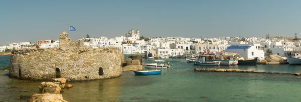 Castillo Kastelli de la isla de Paros en Grecia. Una antigua fortaleza veneciana en la aldea Naoussa . — Foto de Stock