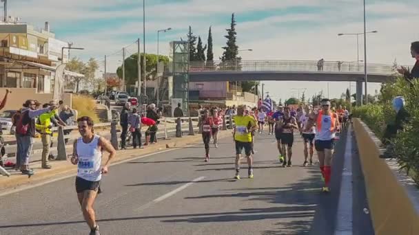 雅典，希腊 2016 年 11 月 13 日。来自世界各地的人们正在运行正宗的马拉松比赛. — 图库视频影像