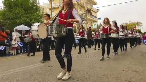 Atina, Yunanistan, 28 Ekim 2016. Öğrenci okul geçit töreni Ochi günü ulusal tatil kutlamak için. — Stok video