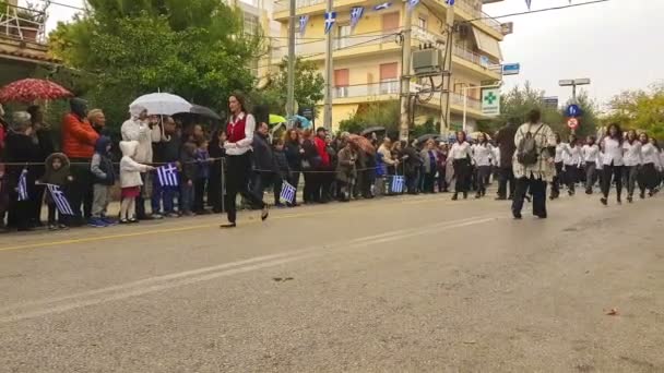 2016 年 10 月 28 日，希腊雅典。希腊学生学校游行来庆祝国庆节的越智天. — 图库视频影像