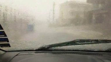 Yağmur ve dolu aşırı Doğa şartları şehirde sürüş.