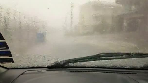 비와 우박의 극단적인 자연 조건에서 도시에서 운전. — 비디오