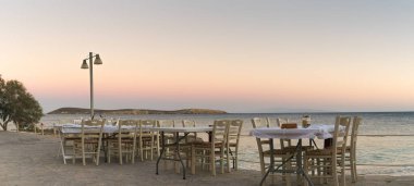 Paros Adası yerel halk ve turistler için akşam yemeği karşılamaya hazır Yunan bir tavernada ile güzel çevre .