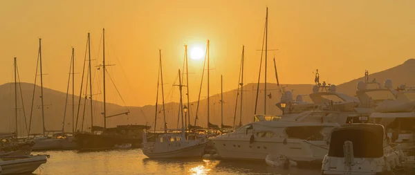 Парусные лодки против заката на острове Парос в Греции . — стоковое фото