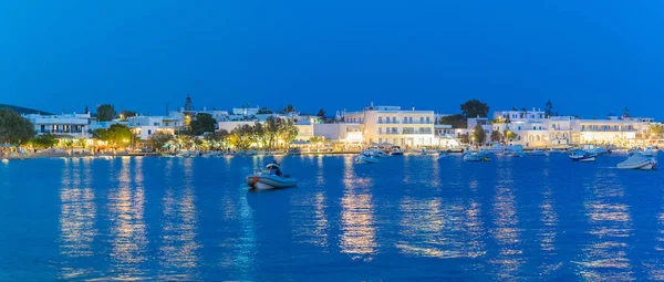 Alyki lokalnej wioski na wyspie Paros w Grecji o godzinę niebieski. — Zdjęcie stockowe