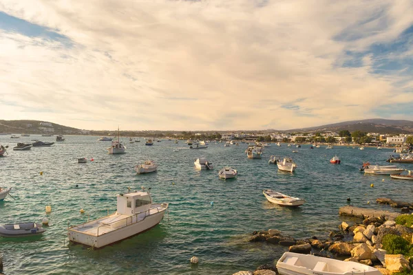 Paros Adası Yunanistan Alyki, motorlu tekneler ve balık tekne. — Stok fotoğraf