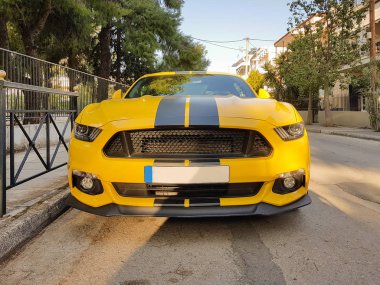 Atina, Yunanistan 21 Kasım 2016. Açık bir sarı spor araba siyah çizgili.