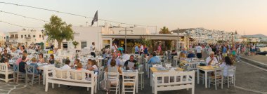 Paros, Yunanistan 5 Ağustos 2016. Restoranlar turistler ve yerel halkın Yunanistan Paros Adası'nda karşılamaya hazır.