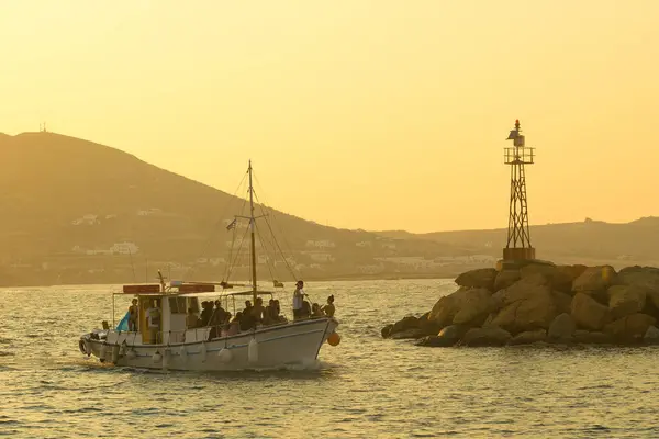 Paros, Yunanistan 5 Ağustos 2016. İnsanlar bir seyir Naoussa yerel village Paros adasında bir yerel turistik teknesi ile zevk. — Stok fotoğraf