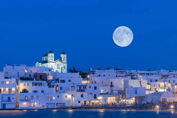 Lokale kerk van Naoussa dorp op het eiland Paros in Griekenland tegen de volle maan. — Stockfoto