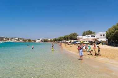 Paros, Yunanistan 1 Ağustos 2016. Turistler ve yerel halkın Alyki Beach deki Paros Adası Yunanistan onların yaz tatillerini zevk.