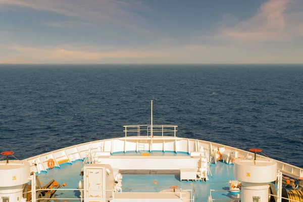 Fronte di un traghetto contro il cielo durante il viaggio . — Foto Stock