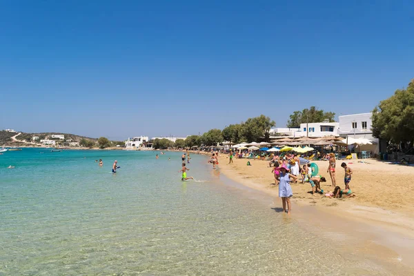 Paros, Yunanistan 1 Ağustos 2016. Turistler ve yerel halkın Alyki Beach deki Paros Adası Yunanistan onların yaz tatillerini zevk.