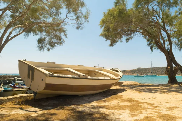 Bateau de pêche à la plage d'Alyki sur l'île de Paros en Grèce . — Photo