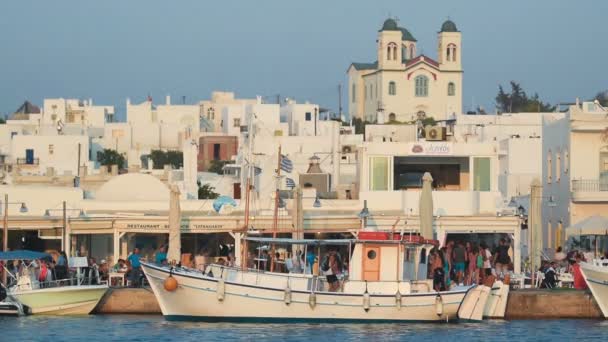 Naoussa, Paros 5 августа 2016. Каждый день жизни в Naoussa на острове Парос с местными жителями и туристами наслаждаясь их летних каникул . — стоковое видео