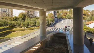 Atina, Yunanistan 12 Şubat 2017. Dış Müzesi, Akropolis Atina insanlar Müzesi ziyaret ile.