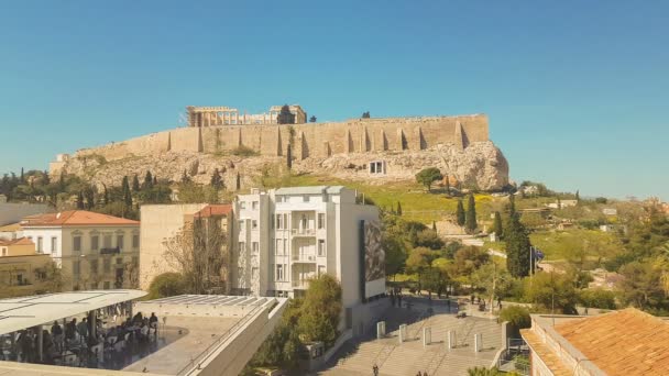 2017 年 3 月 12 日、ギリシャのアテネ。古代ギリシャ アテネのアクロポリスを眺めながらコーヒーを楽しむ人々. — ストック動画