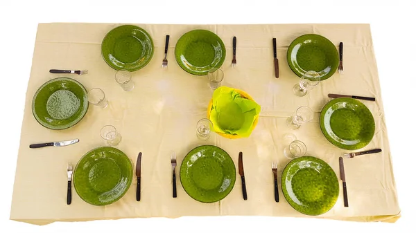 Pratos verdes na mesa prontos para serem servidos isolados em branco . — Fotografia de Stock