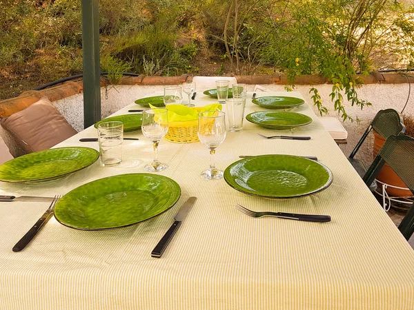 Yeşil yemekleri masada yemek öğle anda hizmet için hazır.