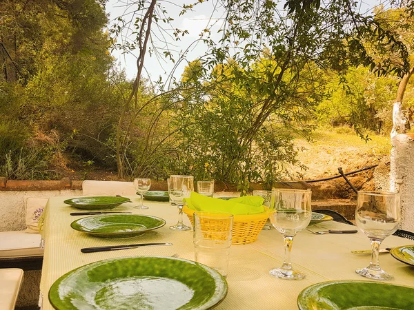 Green dishes on table ready for food to be served outside the garden. — Stock Photo, Image