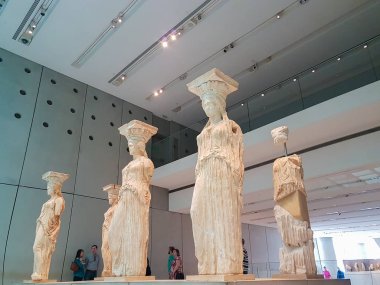 Atina, Yunanistan 2 Nisan 2017. İnsanlar caryatids, Atina Akropol Müzesi ziyaret.