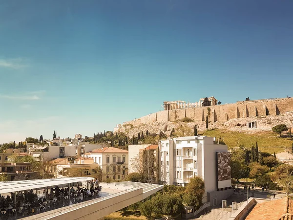 Athene 2 April 2017. Prachtig uitzicht op de Akropolis van Athene met mensen die genieten van hun koffie. — Stockfoto