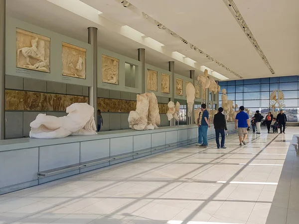 Atina, Yunanistan 2 Nisan 2017. Atina Akropol Müzesi, onların ziyaret zevk insanlar.
