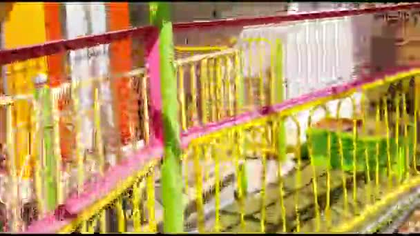 루나 공원에서 빠른 기차에서 첫 번째 사람이 볼 수 있습니다. 재미와 놀이 공원에서. — 비디오