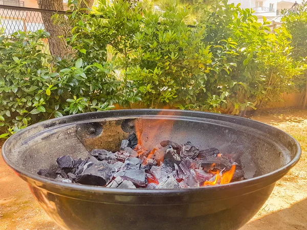 Fogo pronto para um dia de churrasco . — Fotografia de Stock