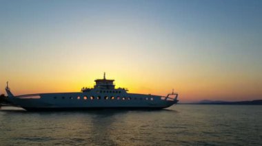 Tatil zamanı. Bağlantı noktasından bırakarak tekne.